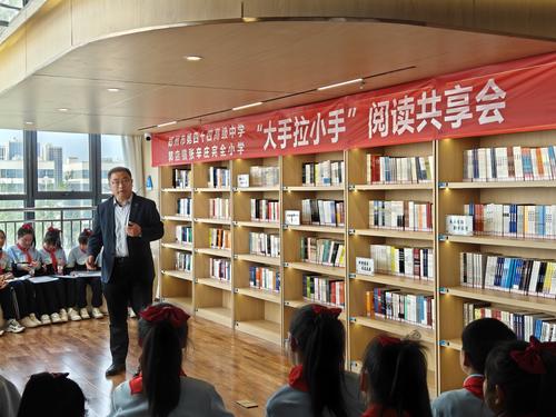 7.新郑市郭店镇中心学校校长马国锋以“卖油翁”的故事鼓励学生